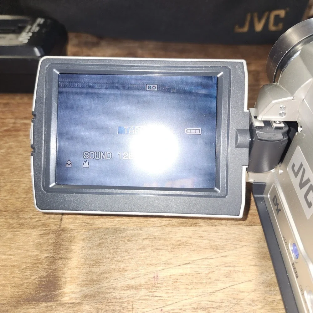 JVC GR-DVL805U Camcorder Silver W/ BATTERIES, CASE, CHARGER & Cords WORKS